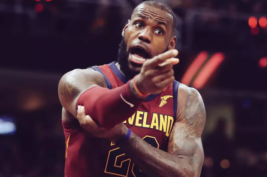 下载星空全站APP 莱万多夫斯基9分钟5球完整比赛录像